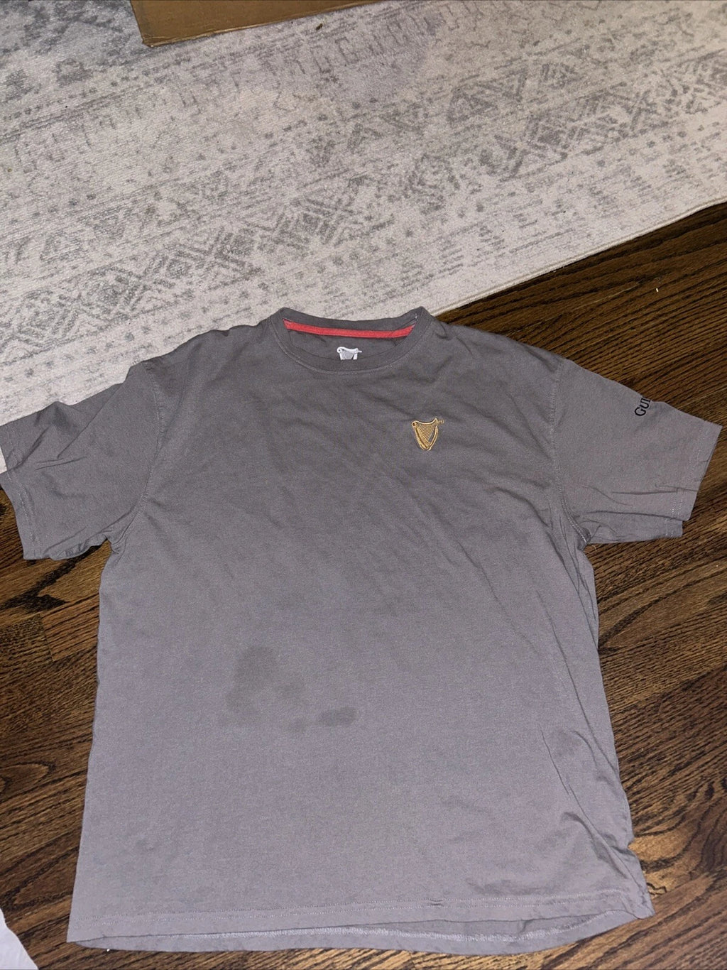 Guinness T-Shirt Mens XL Gray Beer Embroided Relaxed Fit Logo Short Sleeve